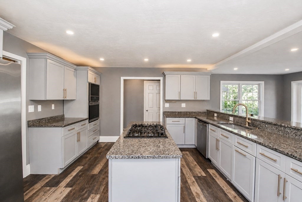 126 Sears Island Dr, Worcester, MA, 126 Sears Island Dr, Worcester, MA Photo #4