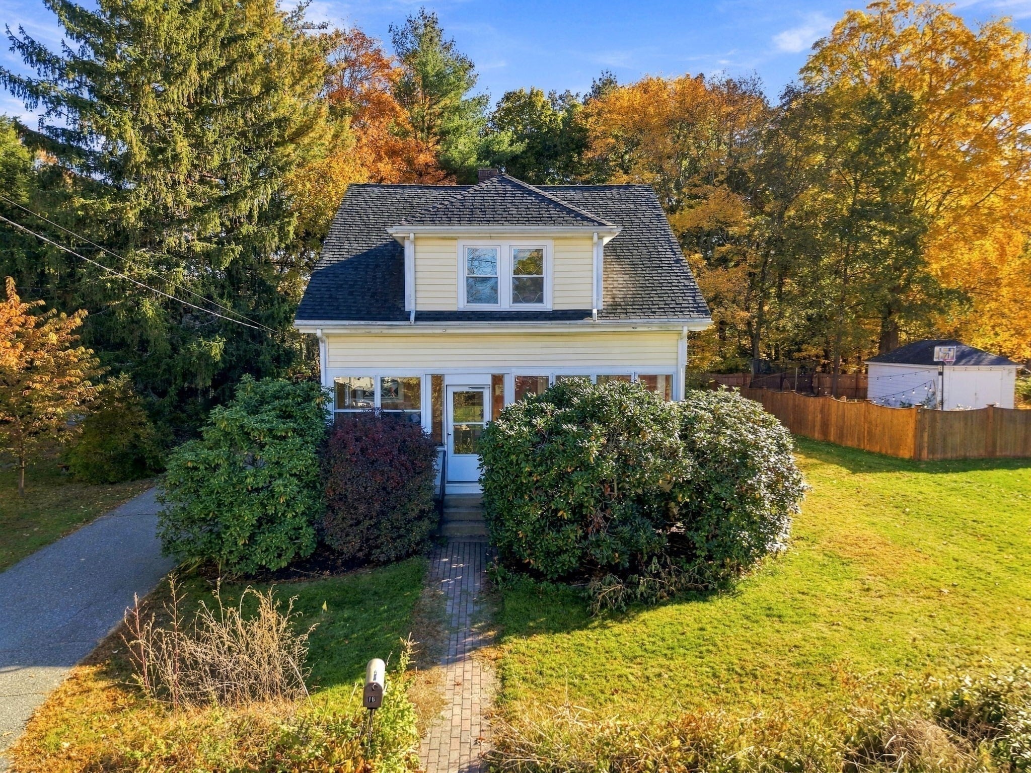 Click for 16 Jones Rd, Weston, MA slideshow Click for 16 Jones Rd, Weston, MA slideshow
