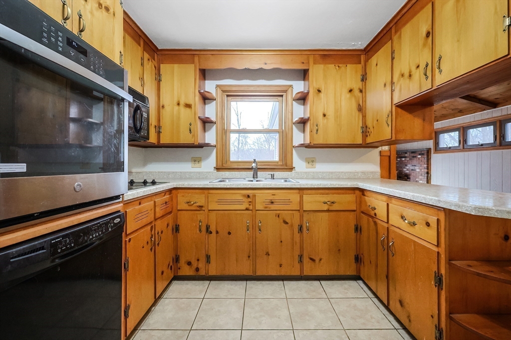 North Attleboro, Massachusetts 02760, United States, 3 Bedrooms Bedrooms, ,1 BathroomBathrooms,Residential,Pending,21339