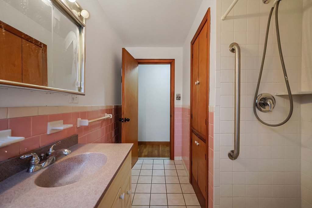 North Attleboro, Massachusetts 02760, United States, 3 Bedrooms Bedrooms, ,1 BathroomBathrooms,Residential,Pending,21339