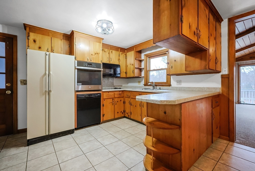 North Attleboro, Massachusetts 02760, United States, 3 Bedrooms Bedrooms, ,1 BathroomBathrooms,Residential,Pending,21339