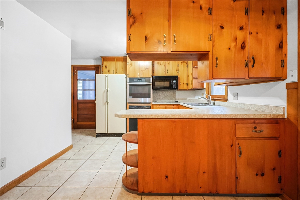 North Attleboro, Massachusetts 02760, United States, 3 Bedrooms Bedrooms, ,1 BathroomBathrooms,Residential,Pending,21339