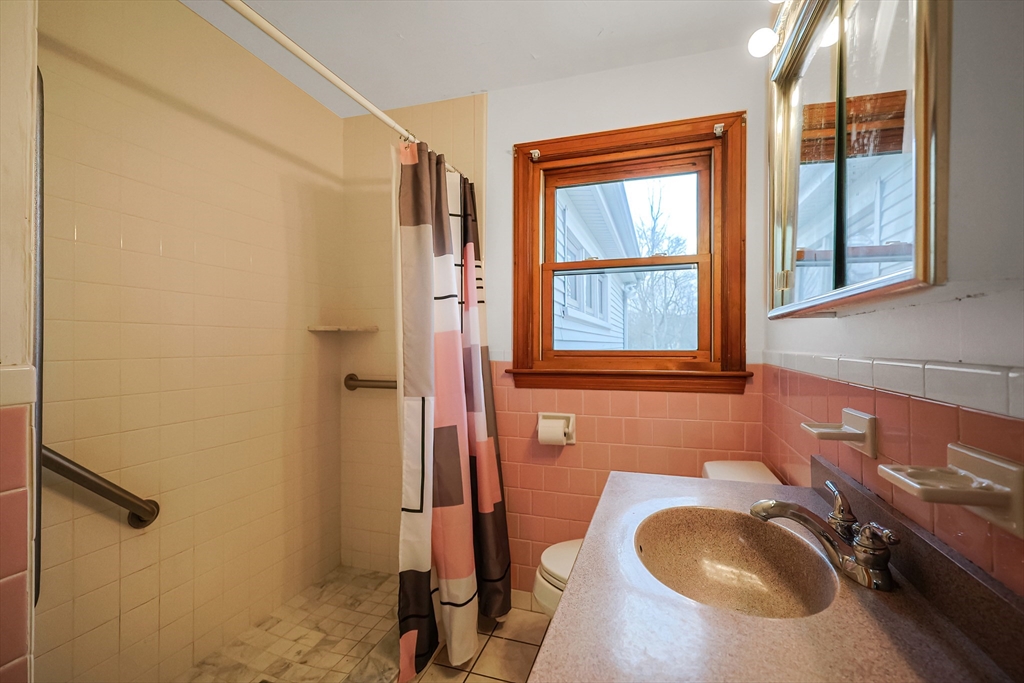 North Attleboro, Massachusetts 02760, United States, 3 Bedrooms Bedrooms, ,1 BathroomBathrooms,Residential,Pending,21339