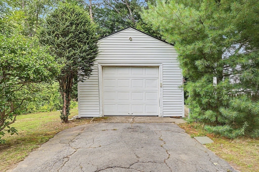 9 Moss Rd, Springfield, MA, 9 Moss Rd, Springfield, MA Photo #9