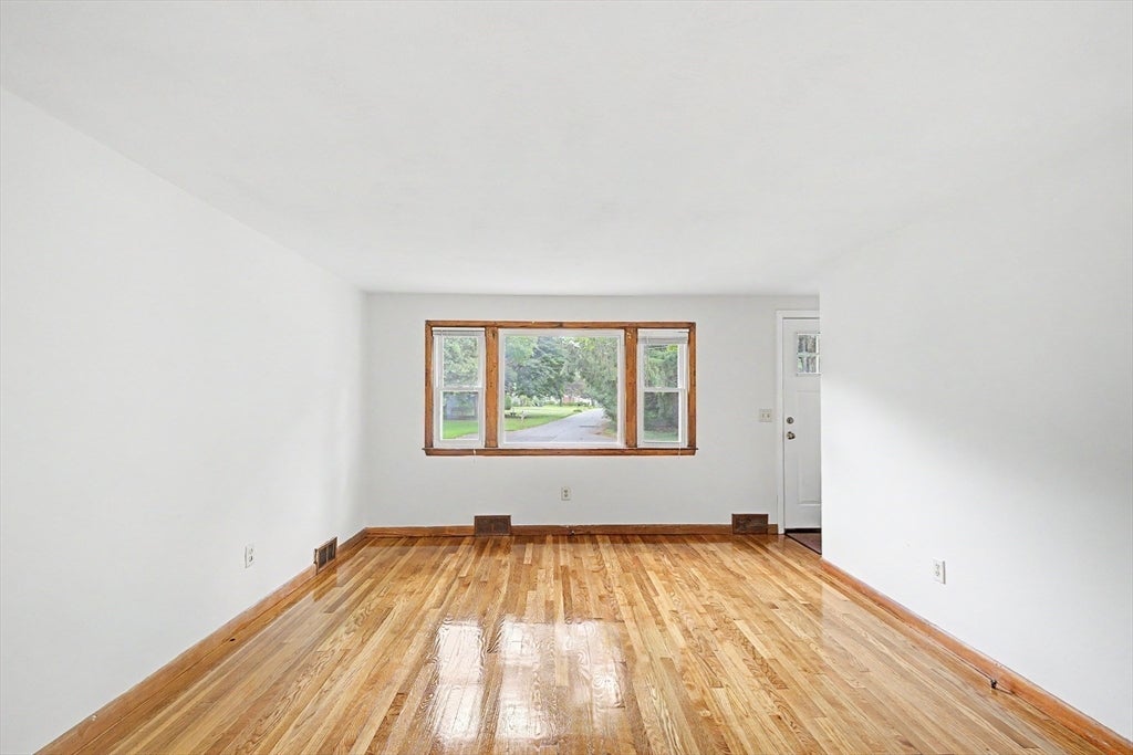 9 Moss Rd, Springfield, MA, 9 Moss Rd, Springfield, MA Photo #6