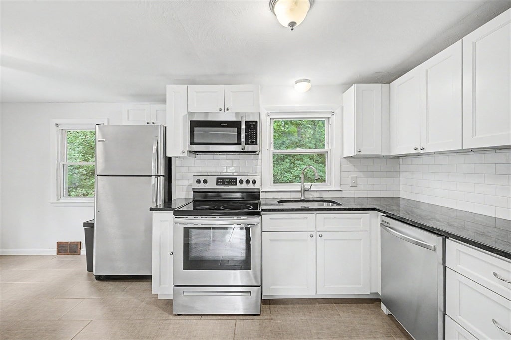 9 Moss Rd, Springfield, MA, 9 Moss Rd, Springfield, MA Photo #10
