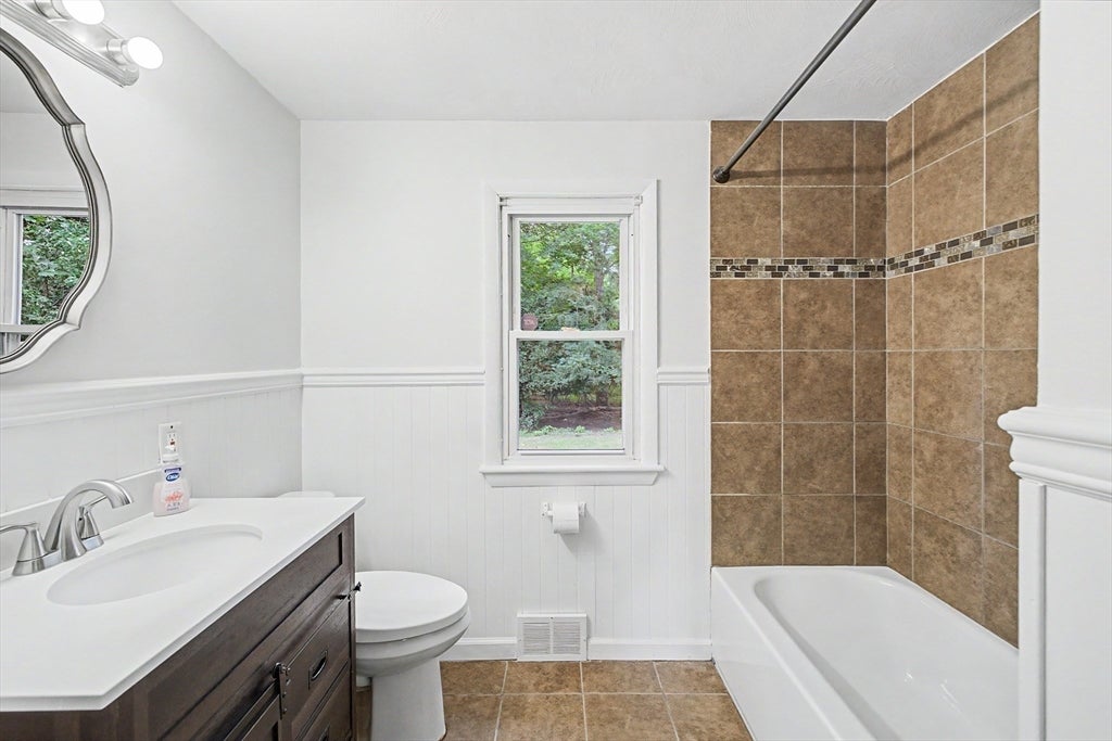 9 Moss Rd, Springfield, MA, 9 Moss Rd, Springfield, MA Photo #18