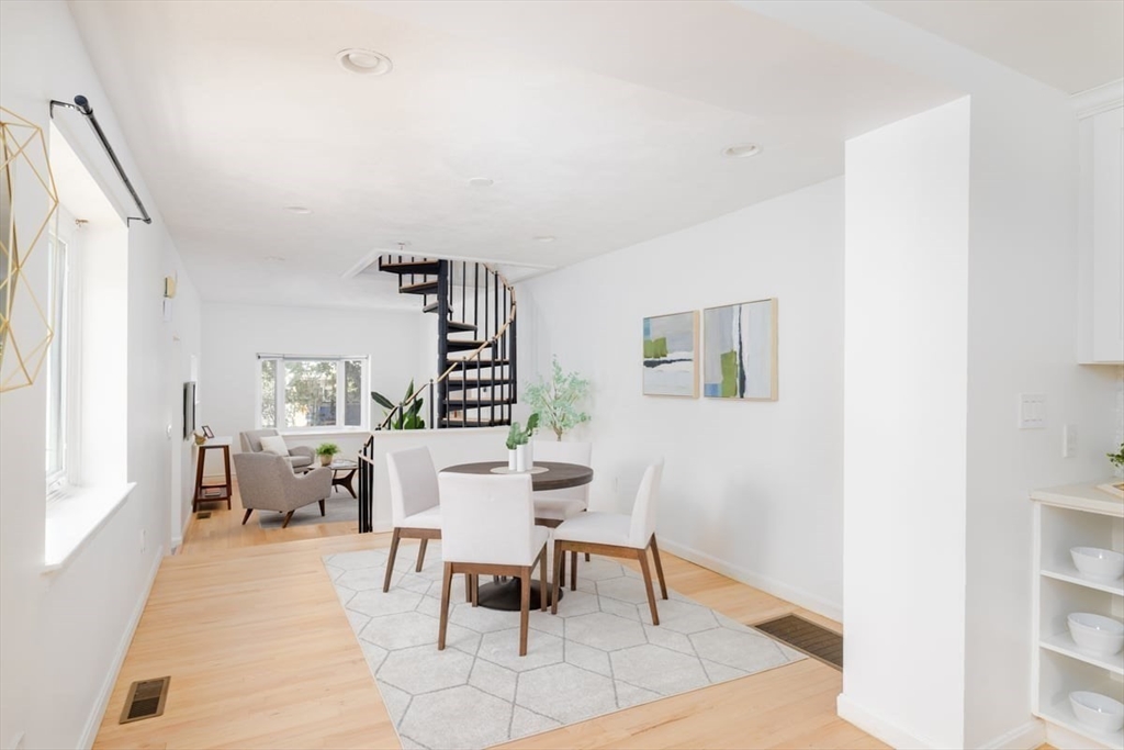 Cambridge, Massachusetts 02139, United States, 3 Bedrooms Bedrooms, ,3 BathroomsBathrooms,Residential,Active,213737