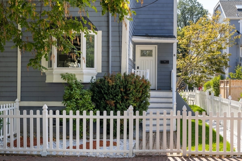 Cambridge, Massachusetts 02139, United States, 3 Bedrooms Bedrooms, ,3 BathroomsBathrooms,Residential,Active,213737