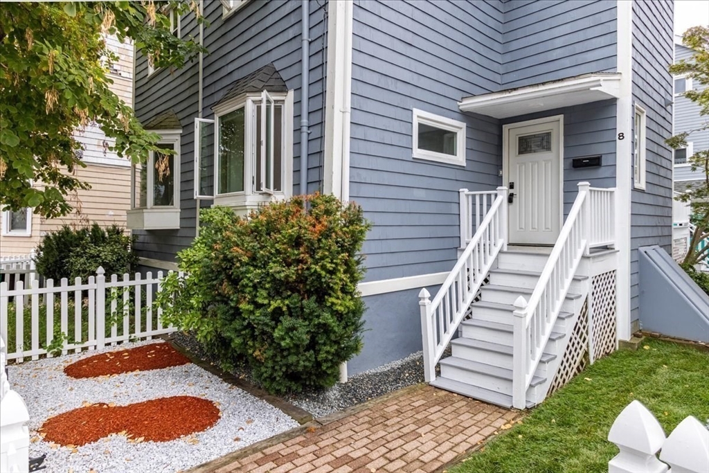 Cambridge, Massachusetts 02139, United States, 3 Bedrooms Bedrooms, ,3 BathroomsBathrooms,Residential,Active,213737