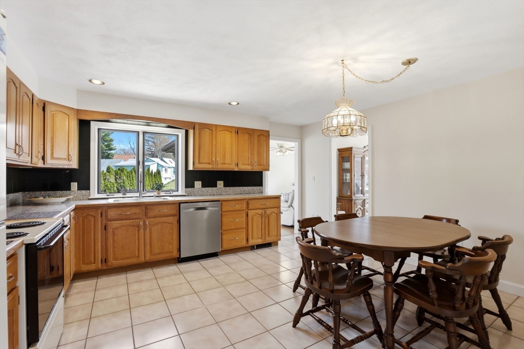 6 Gavin Cir, Stoneham, MA Photo #5