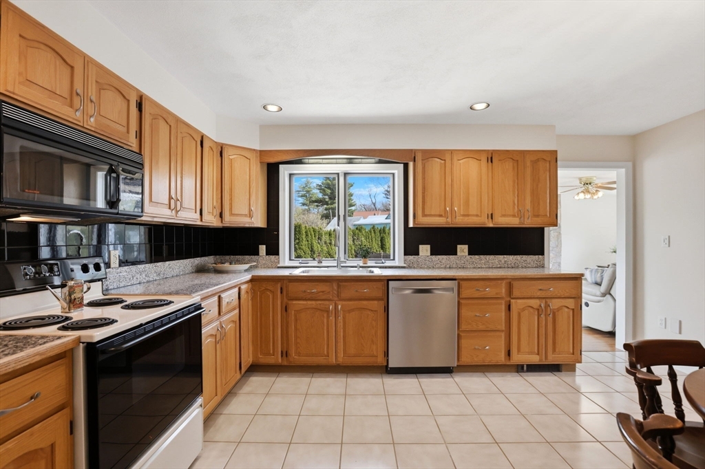 6 Gavin Cir, Stoneham, MA Photo #2