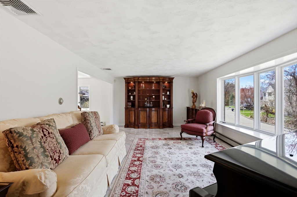 6 Gavin Cir, Stoneham, MA Photo #9
