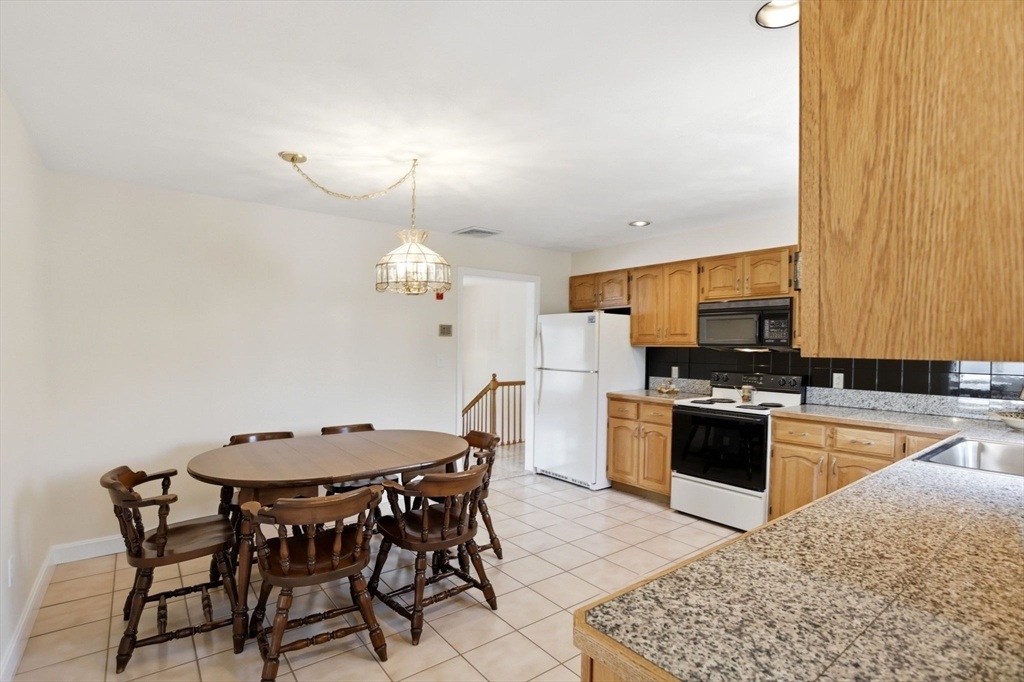 6 Gavin Cir, Stoneham, MA Photo #4