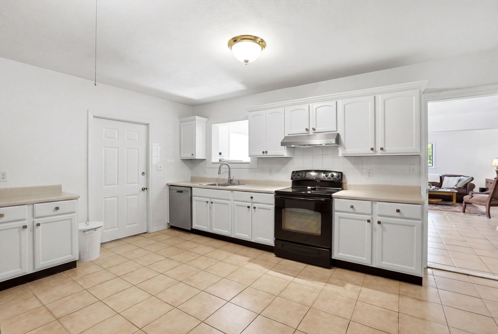 6 Gavin Cir, Stoneham, MA Photo #31