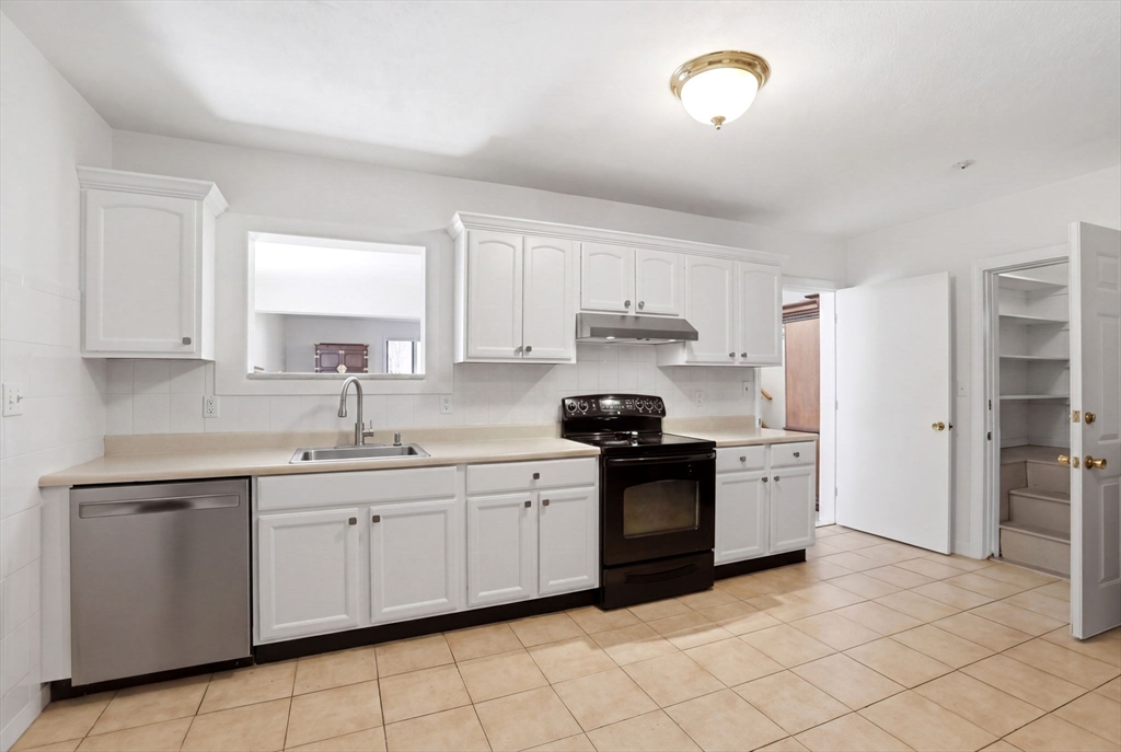 6 Gavin Cir, Stoneham, MA Photo #32