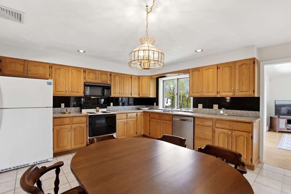 6 Gavin Cir, Stoneham, MA Photo #3
