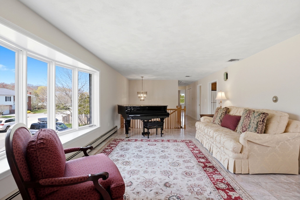 6 Gavin Cir, Stoneham, MA Photo #11