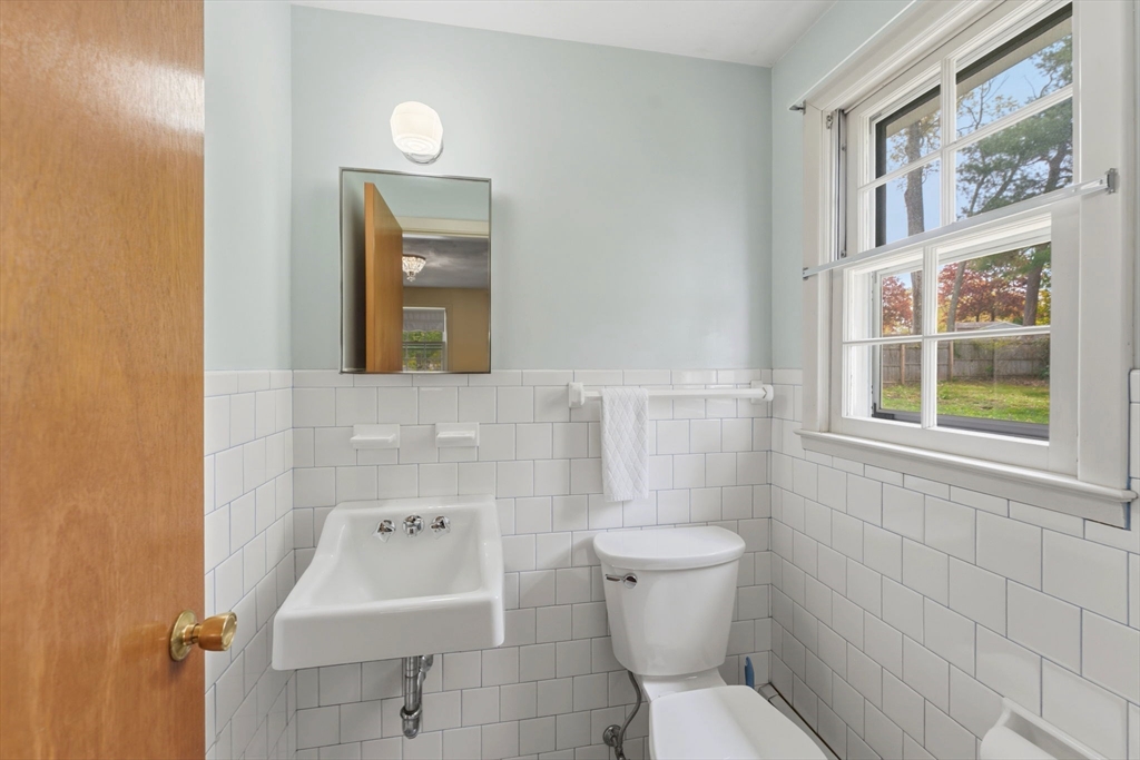 28 Mayflower Cir, Leicester, MA Photo #20
