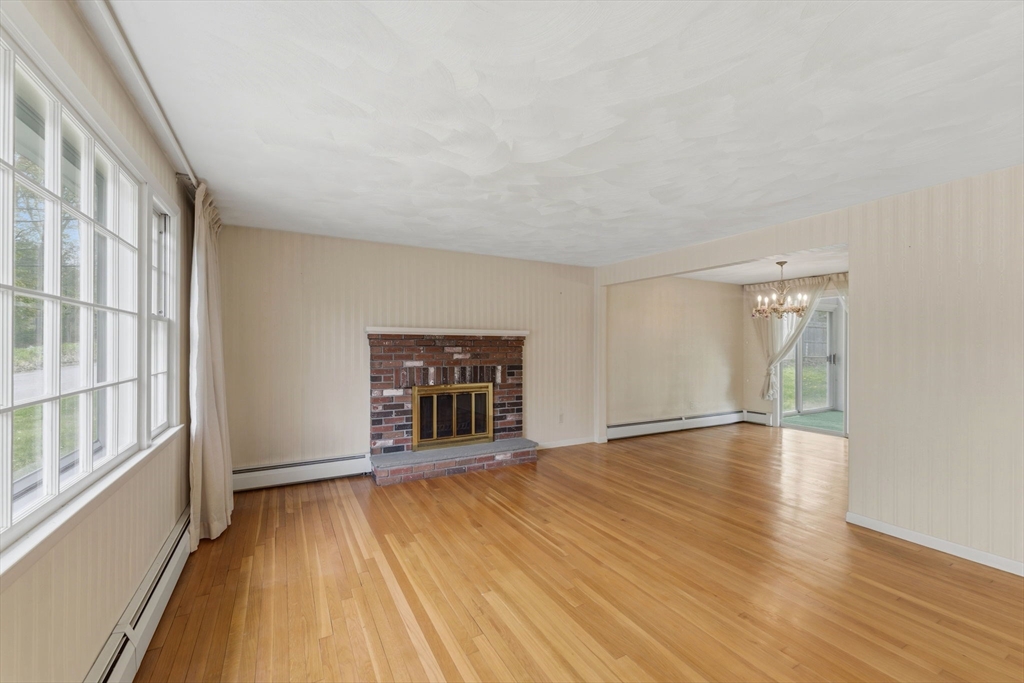 28 Mayflower Cir, Leicester, MA Photo #9
