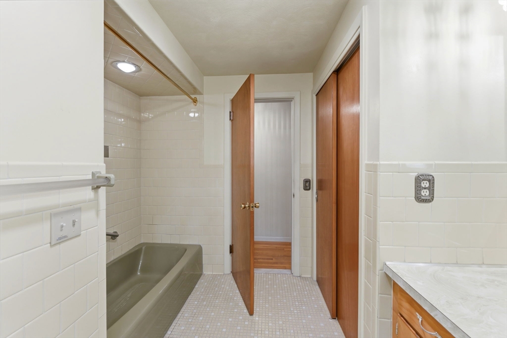 28 Mayflower Cir, Leicester, MA Photo #26