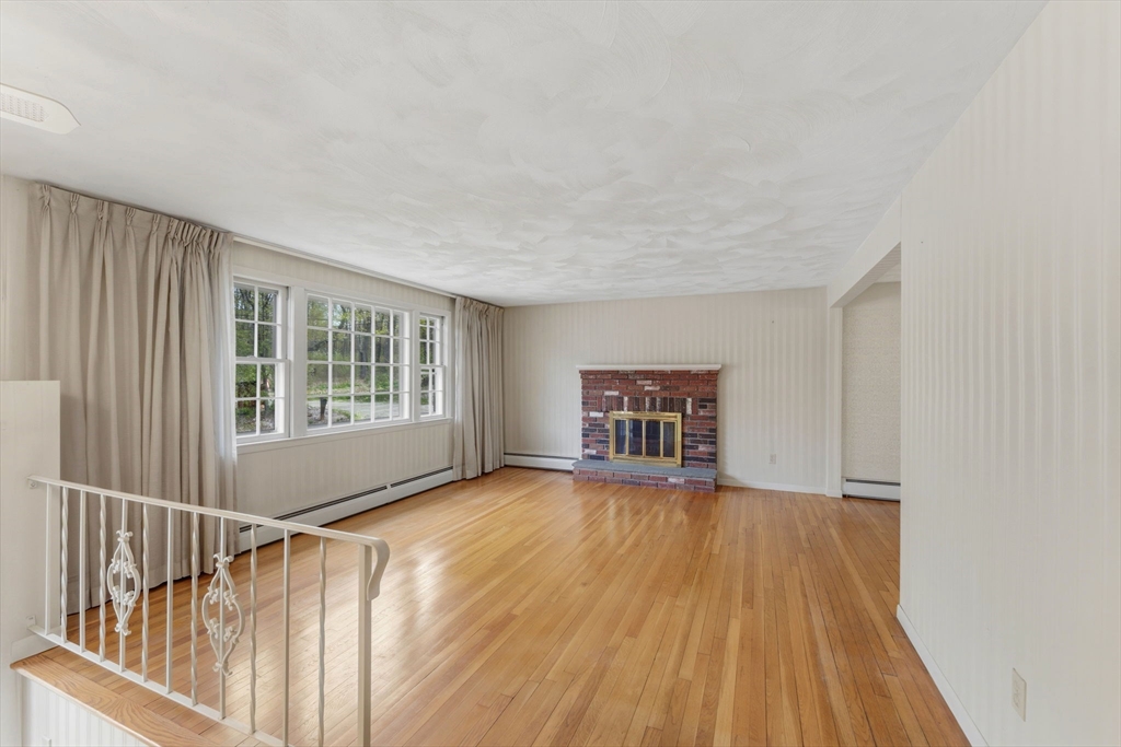 28 Mayflower Cir, Leicester, MA Photo #6