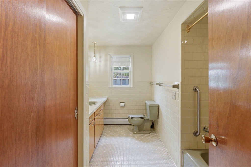 28 Mayflower Cir, Leicester, MA Photo #24