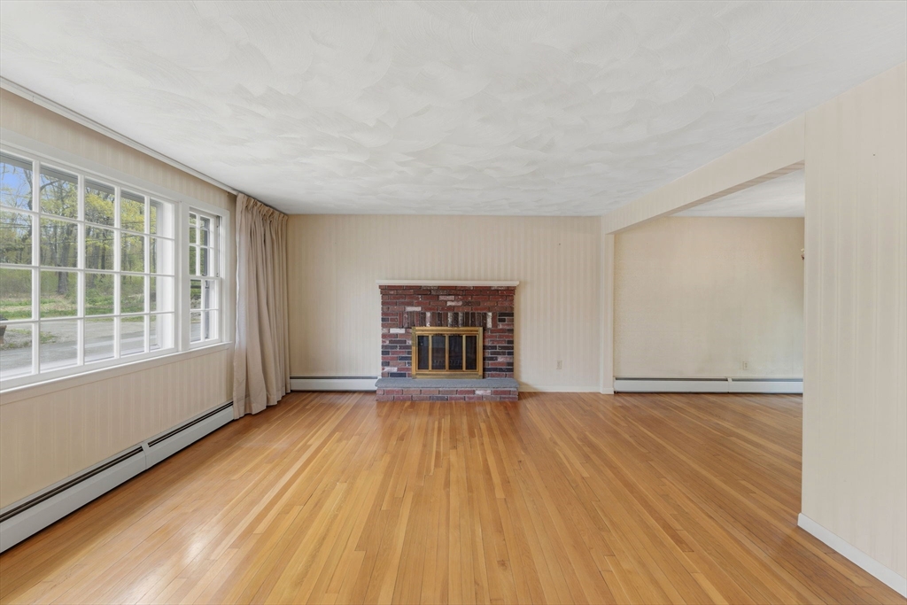28 Mayflower Cir, Leicester, MA Photo #7