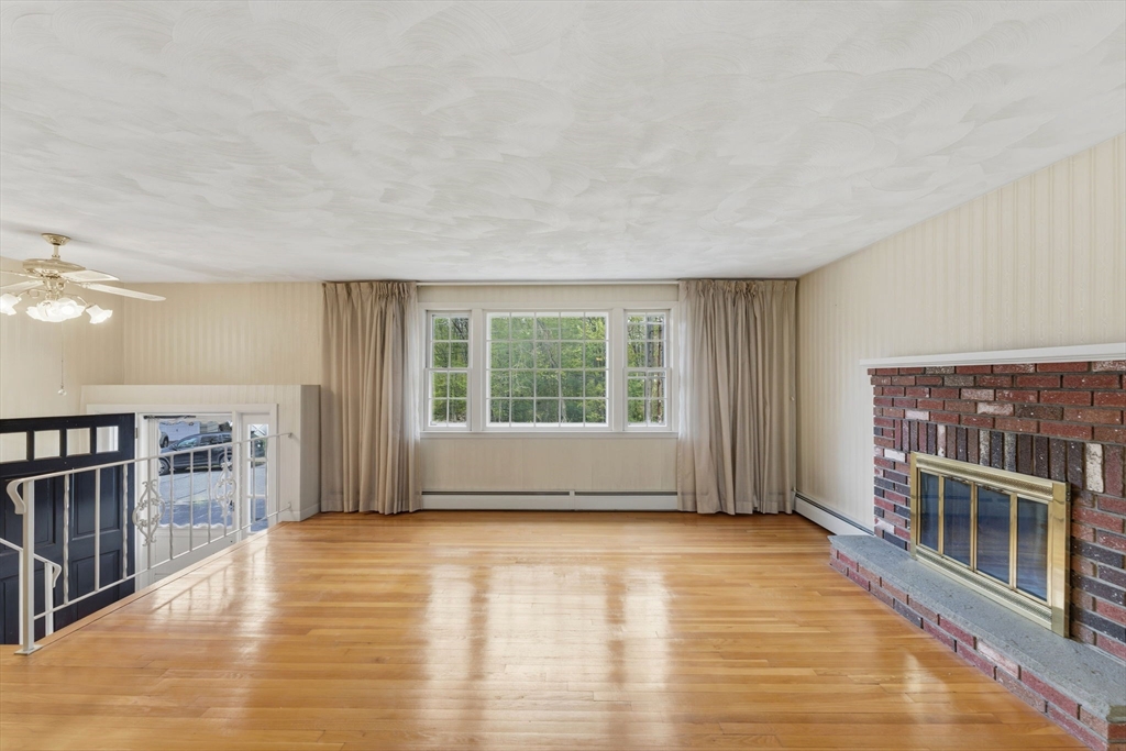 28 Mayflower Cir, Leicester, MA Photo #8