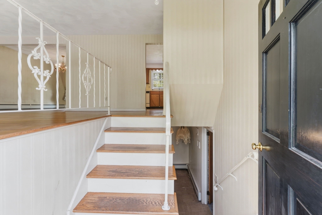 28 Mayflower Cir, Leicester, MA Photo #5