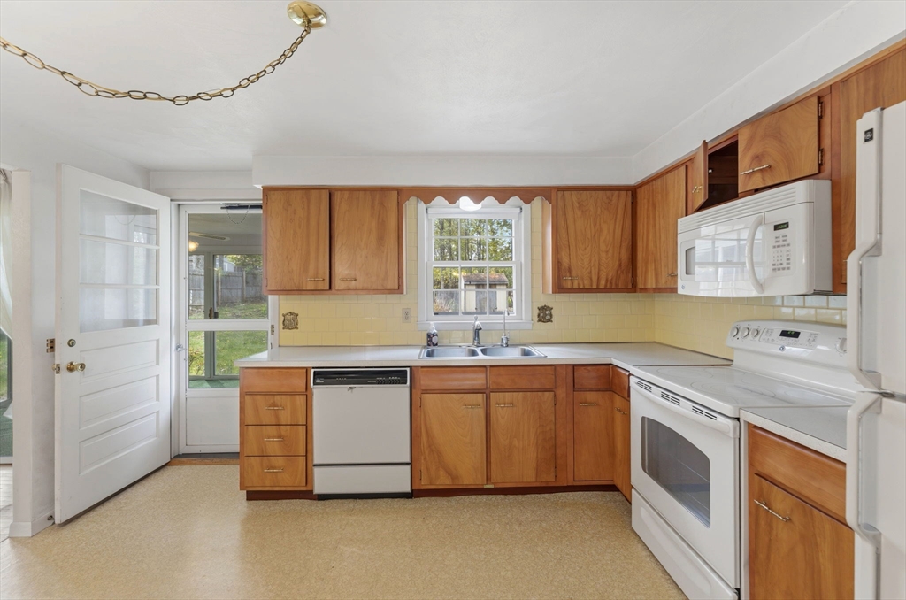 28 Mayflower Cir, Leicester, MA Photo #16