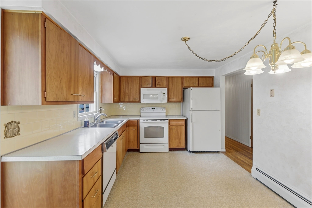 28 Mayflower Cir, Leicester, MA Photo #15
