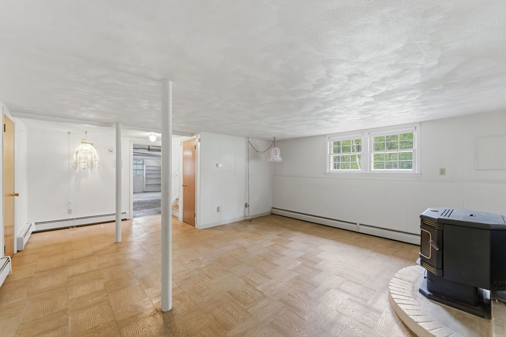 28 Mayflower Cir, Leicester, MA Photo #32