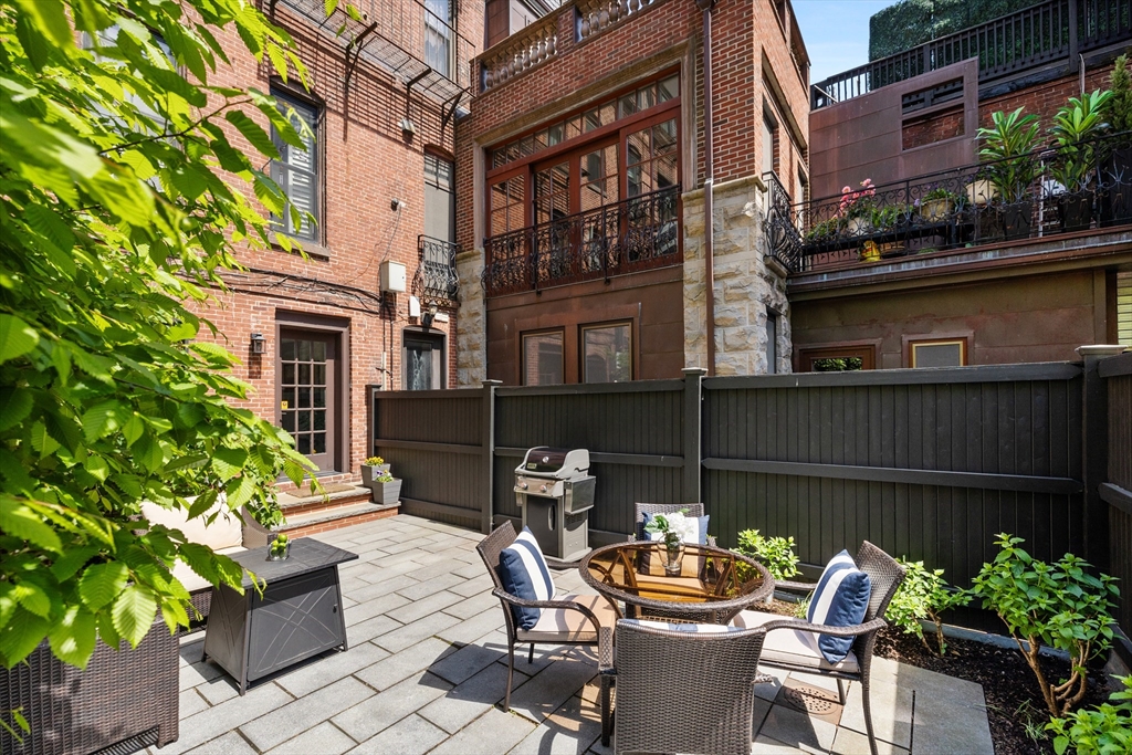 256 W Newton Street 1
