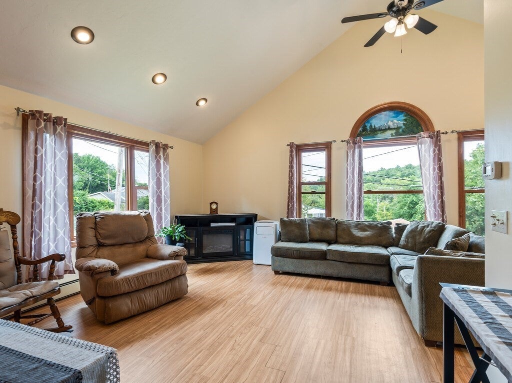 51 Old North Woodstock Rd