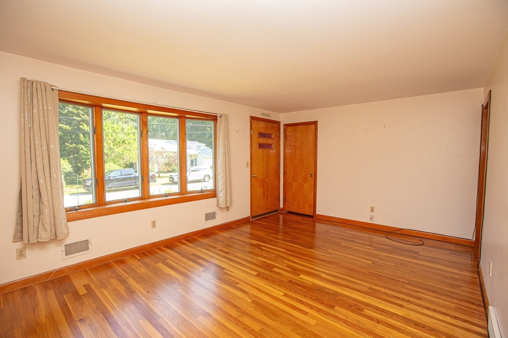 Attleboro, Massachusetts 02703, United States, 3 Bedrooms Bedrooms, ,2 BathroomsBathrooms,Residential,Pending,181665