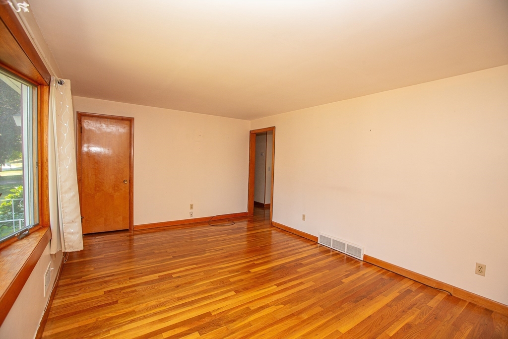 Attleboro, Massachusetts 02703, United States, 3 Bedrooms Bedrooms, ,2 BathroomsBathrooms,Residential,Pending,181665