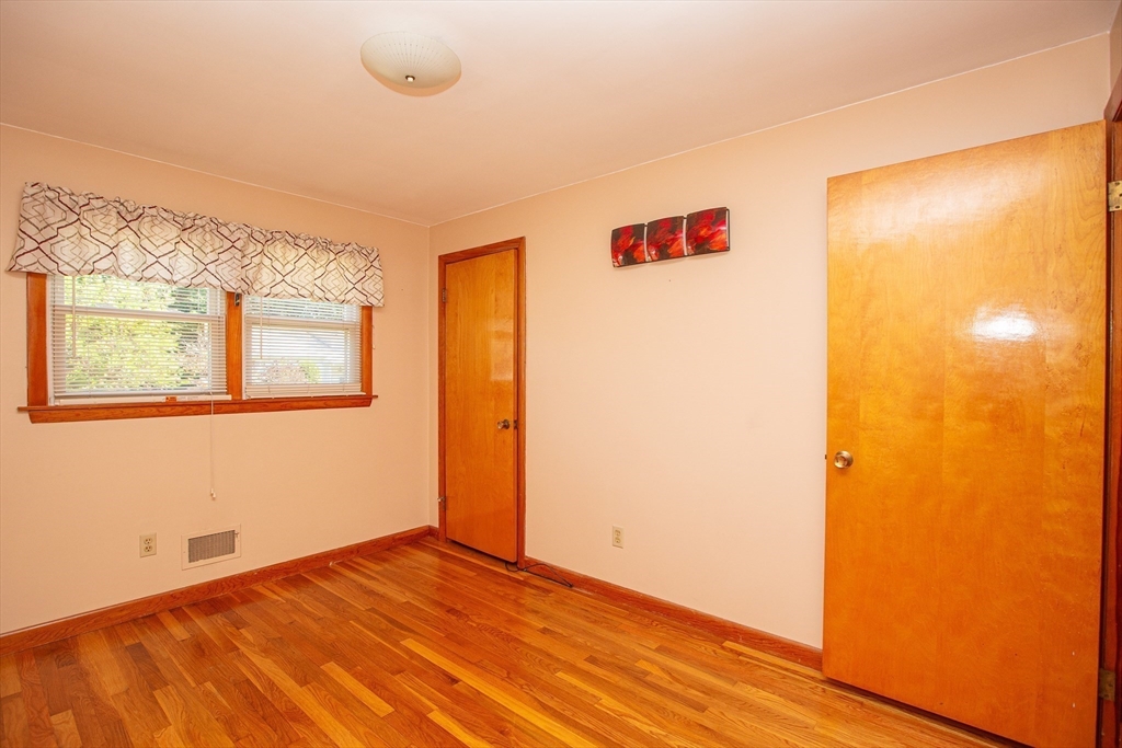 Attleboro, Massachusetts 02703, United States, 3 Bedrooms Bedrooms, ,2 BathroomsBathrooms,Residential,Pending,181665