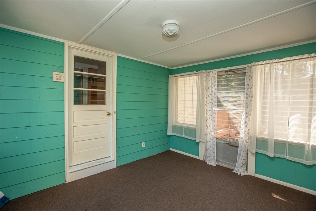 Attleboro, Massachusetts 02703, United States, 3 Bedrooms Bedrooms, ,2 BathroomsBathrooms,Residential,Pending,181665