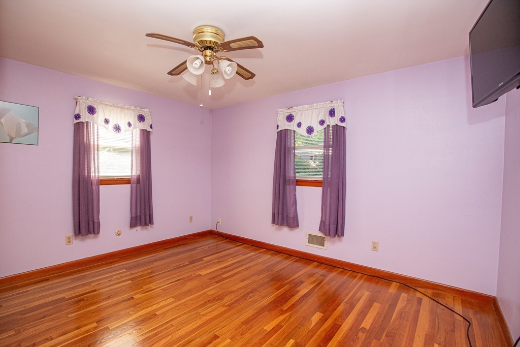 Attleboro, Massachusetts 02703, United States, 3 Bedrooms Bedrooms, ,2 BathroomsBathrooms,Residential,Pending,181665