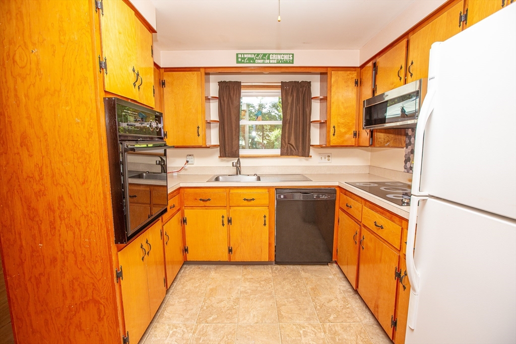 Attleboro, Massachusetts 02703, United States, 3 Bedrooms Bedrooms, ,2 BathroomsBathrooms,Residential,Pending,181665