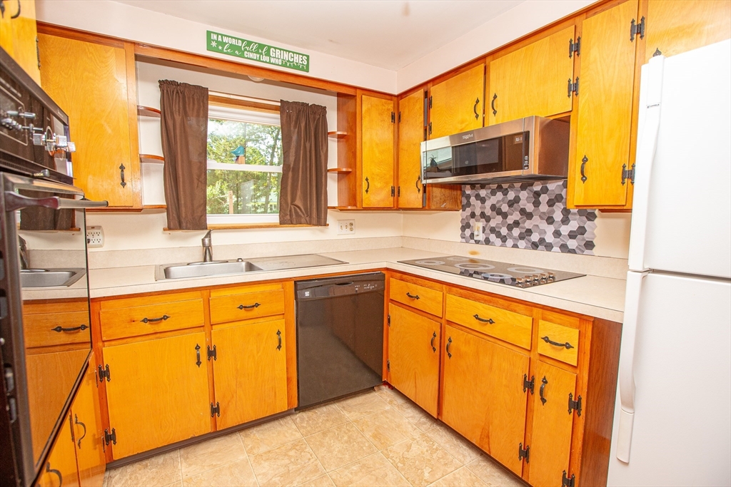 Attleboro, Massachusetts 02703, United States, 3 Bedrooms Bedrooms, ,2 BathroomsBathrooms,Residential,Pending,181665