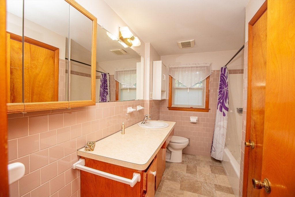 Attleboro, Massachusetts 02703, United States, 3 Bedrooms Bedrooms, ,2 BathroomsBathrooms,Residential,Pending,181665