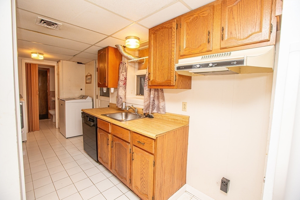 Attleboro, Massachusetts 02703, United States, 3 Bedrooms Bedrooms, ,2 BathroomsBathrooms,Residential,Pending,181665