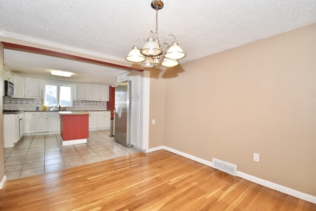 Agawam, Massachusetts 01001, United States, 3 Bedrooms Bedrooms, ,3 BathroomsBathrooms,Residential,Active,206773