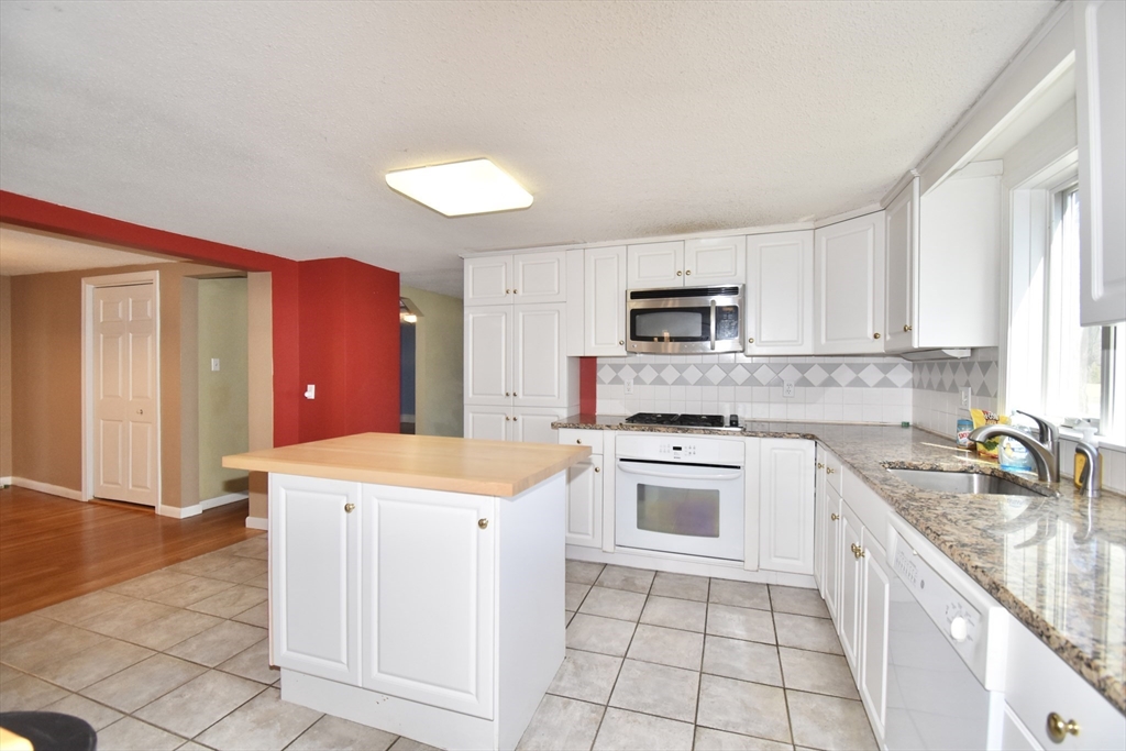 Agawam, Massachusetts 01001, United States, 3 Bedrooms Bedrooms, ,3 BathroomsBathrooms,Residential,Active,206773