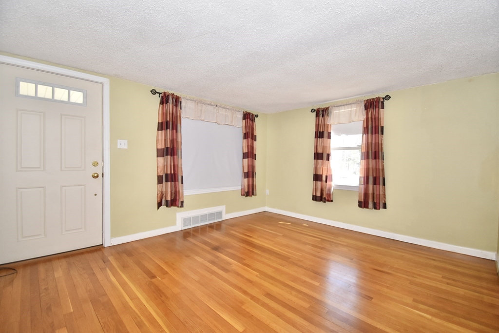 Agawam, Massachusetts 01001, United States, 3 Bedrooms Bedrooms, ,3 BathroomsBathrooms,Residential,Active,206773