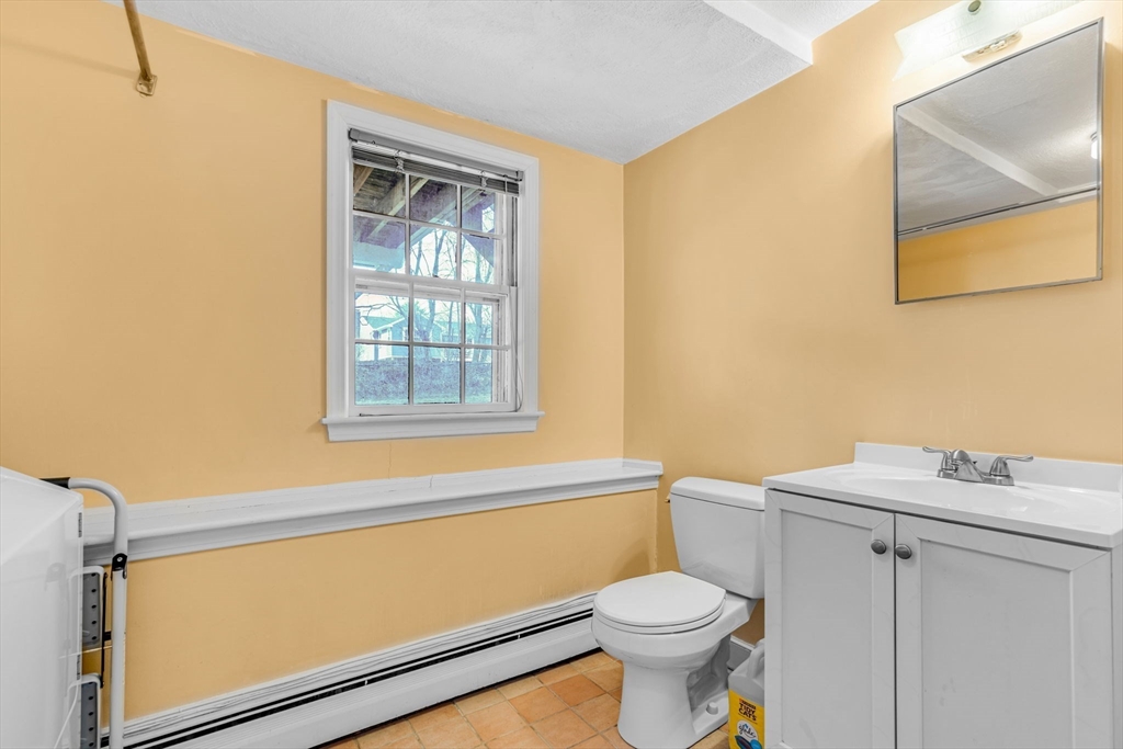 Medfield, Massachusetts 02052, United States, 4 Bedrooms Bedrooms, ,3 BathroomsBathrooms,Residential,Contingent,90706