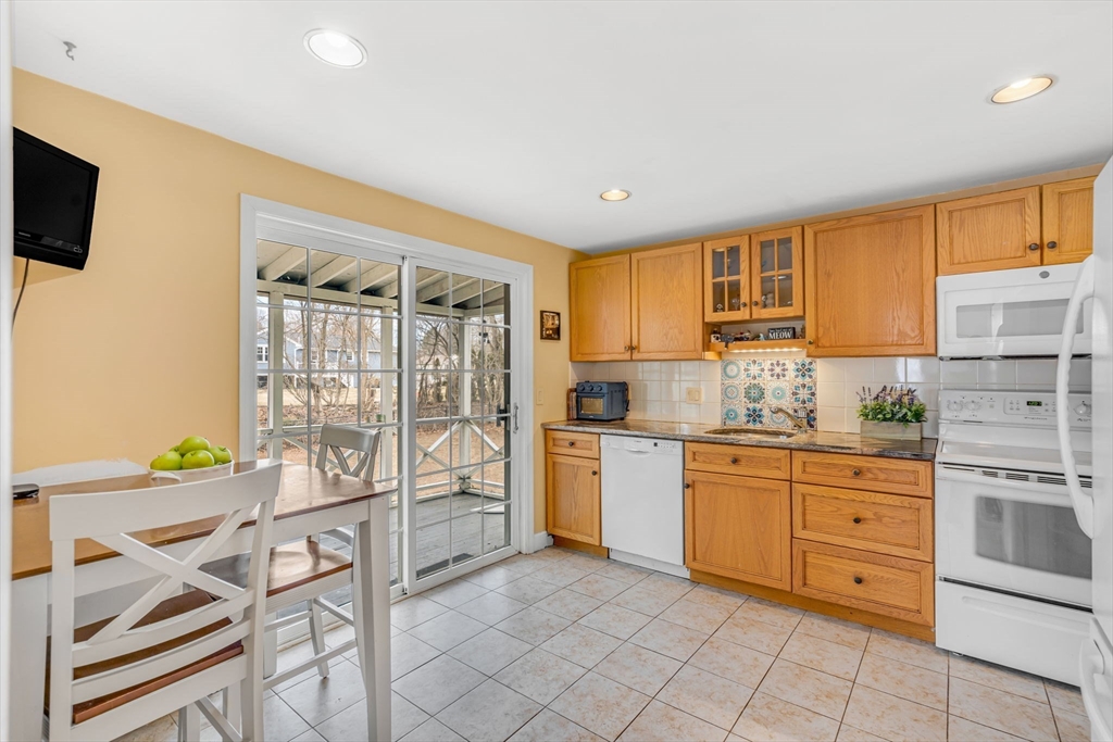 Medfield, Massachusetts 02052, United States, 4 Bedrooms Bedrooms, ,3 BathroomsBathrooms,Residential,Contingent,90706