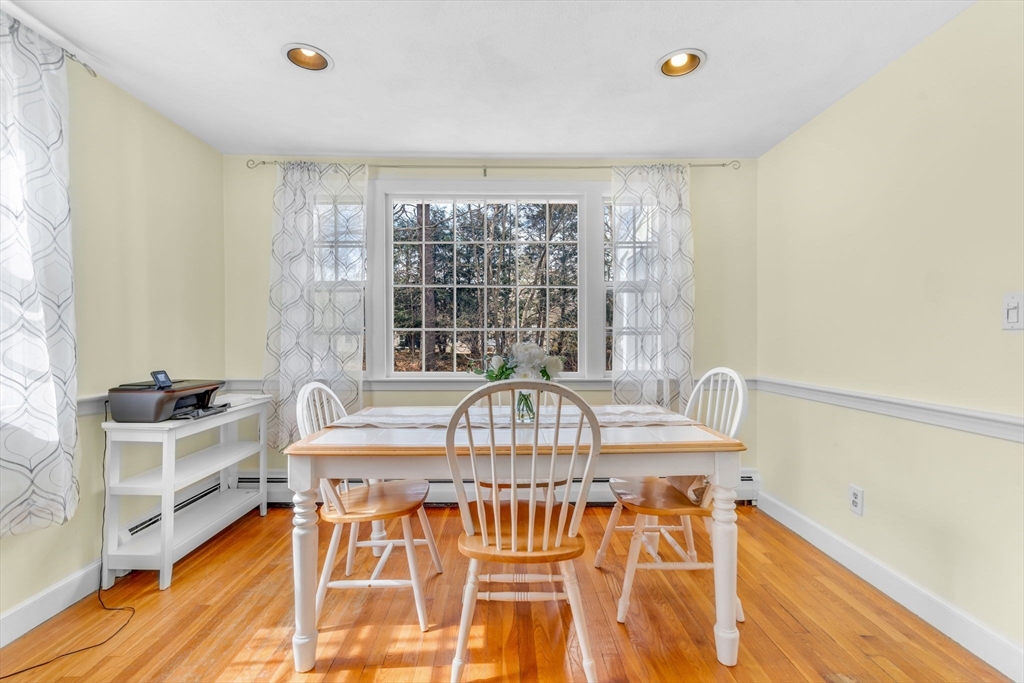 Medfield, Massachusetts 02052, United States, 4 Bedrooms Bedrooms, ,3 BathroomsBathrooms,Residential,Contingent,90706